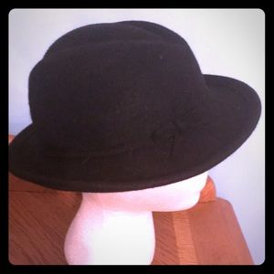Ladies wool sturdy hat with bow